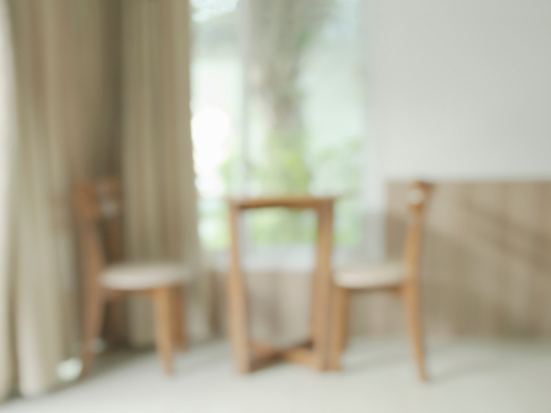 An image of a blurry dinning room photo